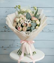Букет цветов из:  Розы и Лизиантусы в Хелюле