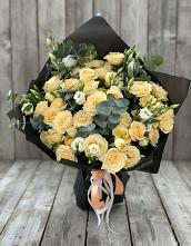 Букет цветов из:  Розы и Лизиантусы в Хелюле