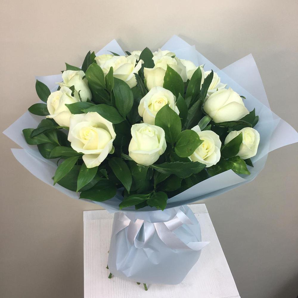 Букет 15 Белых роз Проуд в Хелюле