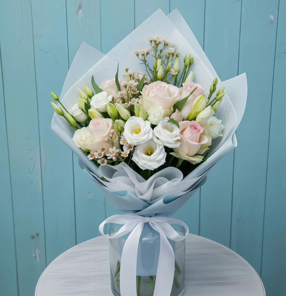 Букет цветов из: Розы и Лизиантусы в Хелюле