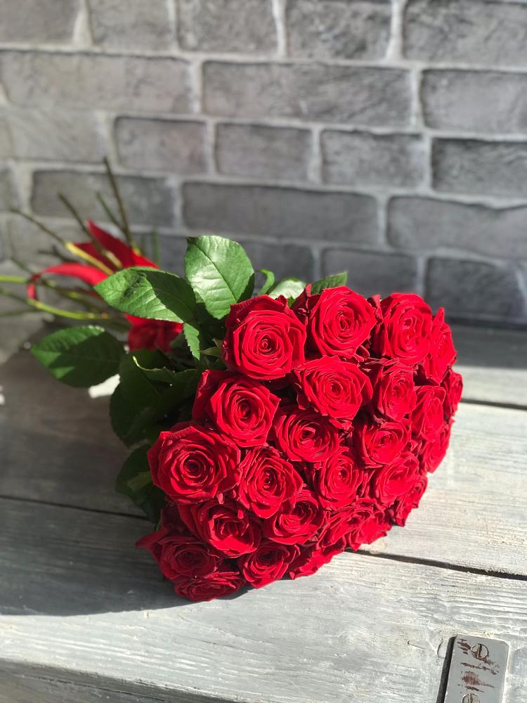 Букет Красные розы Фридом в Хелюле