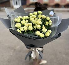 Букет Белые кустовые розы Солинеро в Хелюле