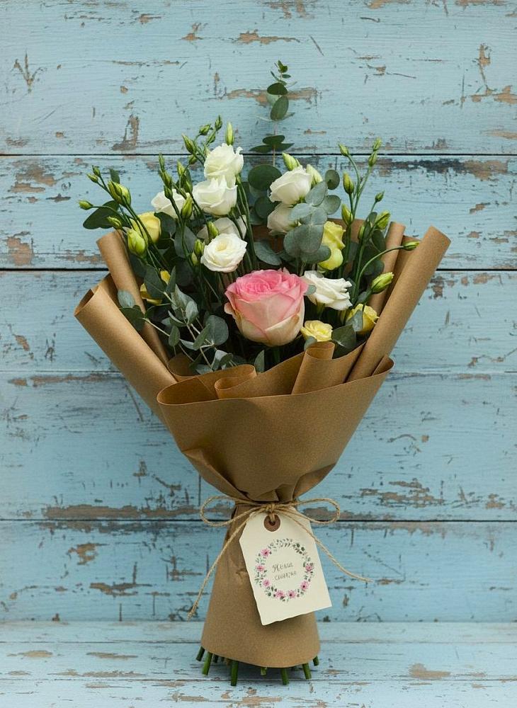 Букет цветов из: Розы и Лизиантусы в Хелюле