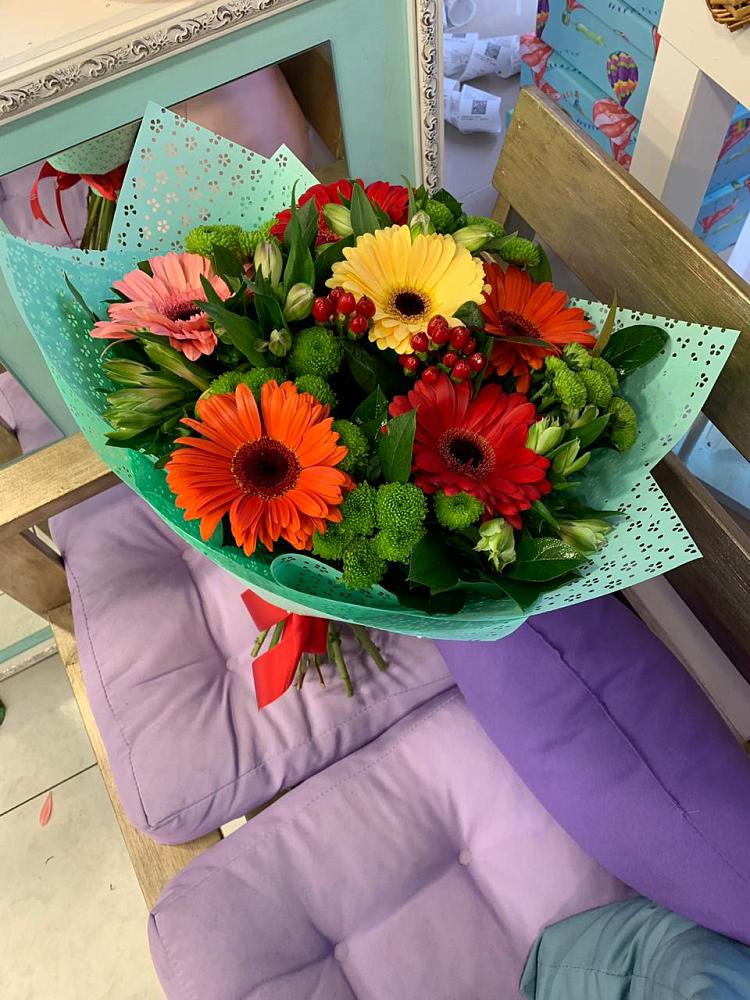 Букет цветов из: Герберы, Хризантемы и Альстромерии в Хелюле