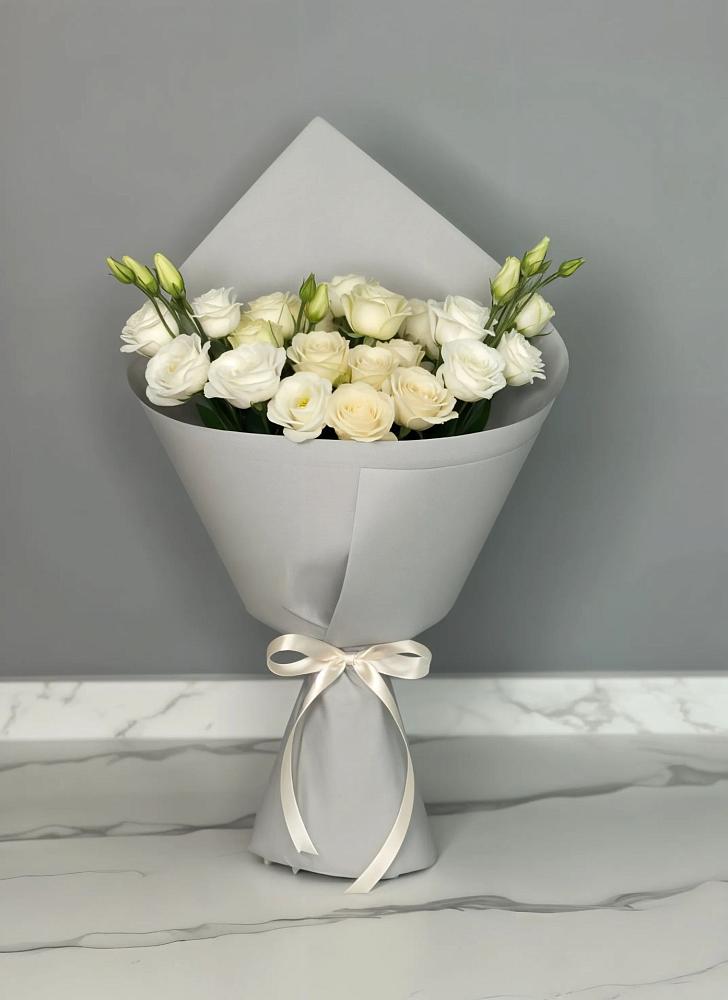 Букет цветов из: Розы и Лизиантусы в Хелюле