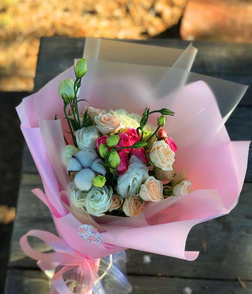 Букет цветов из: Розы и Лизиантусы в Хелюле