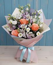 Букет цветов из:  Лизиантусы, Розы, Альстромерии и Гипсофила в Хелюле