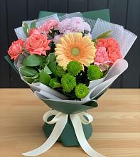 Букет цветов из:  Гвоздики, Розы, Герберы и Хризантемы в Хелюле