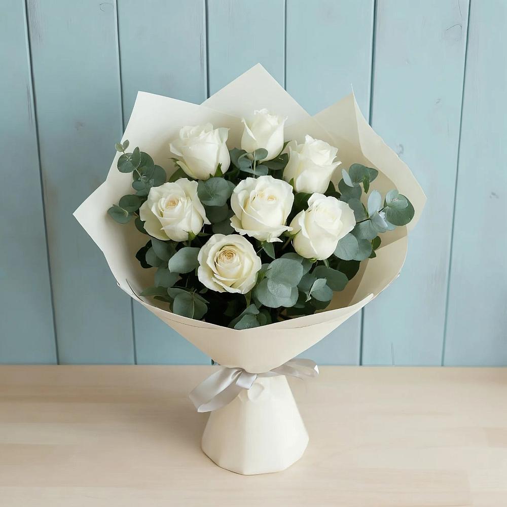 Букет Белые розы в Эвкалипте в Хелюле