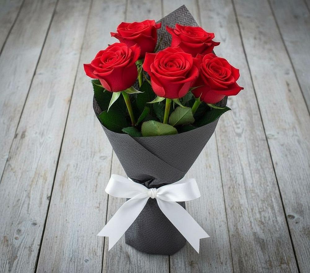 Букет 5 Красных роз Эдлесс Лав в Хелюле