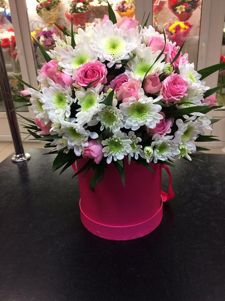 Цветочная композиция из Розы и Хризантемы в шляпной коробке в Хелюле