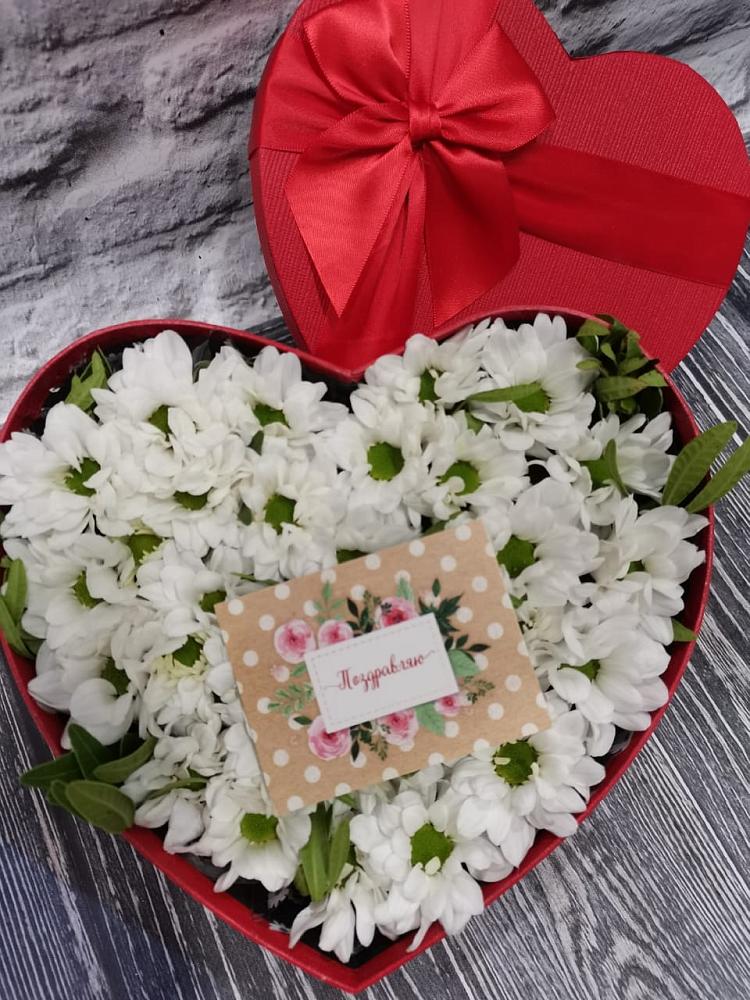 Цветочная композиция из Хризантемы в виде сердца в Хелюле