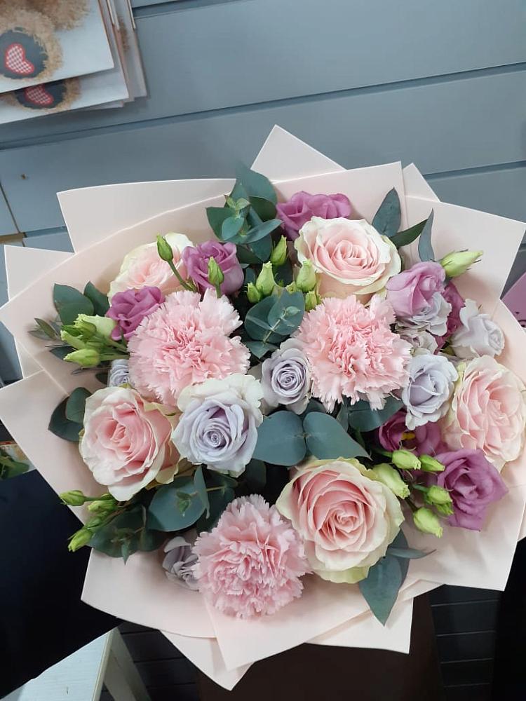 Букет цветов из: Розы, Гвоздики и Лизиантусы в Хелюле