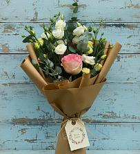 Букет цветов из:  Розы и Лизиантусы в Хелюле