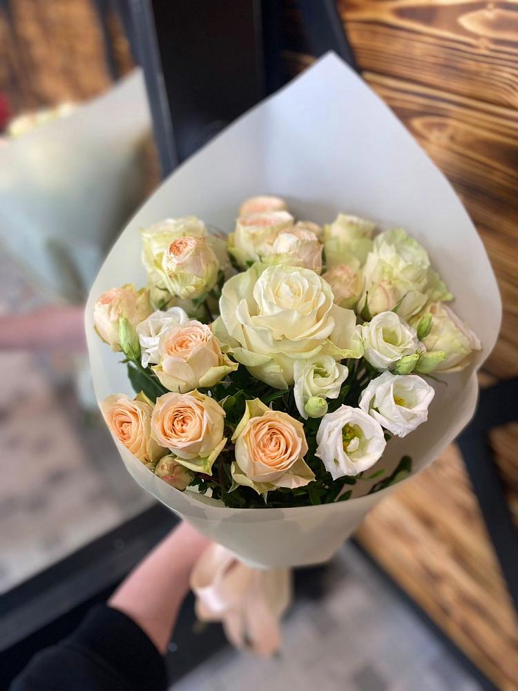 Букет цветов из: Розы и Лизиантусы в Хелюле