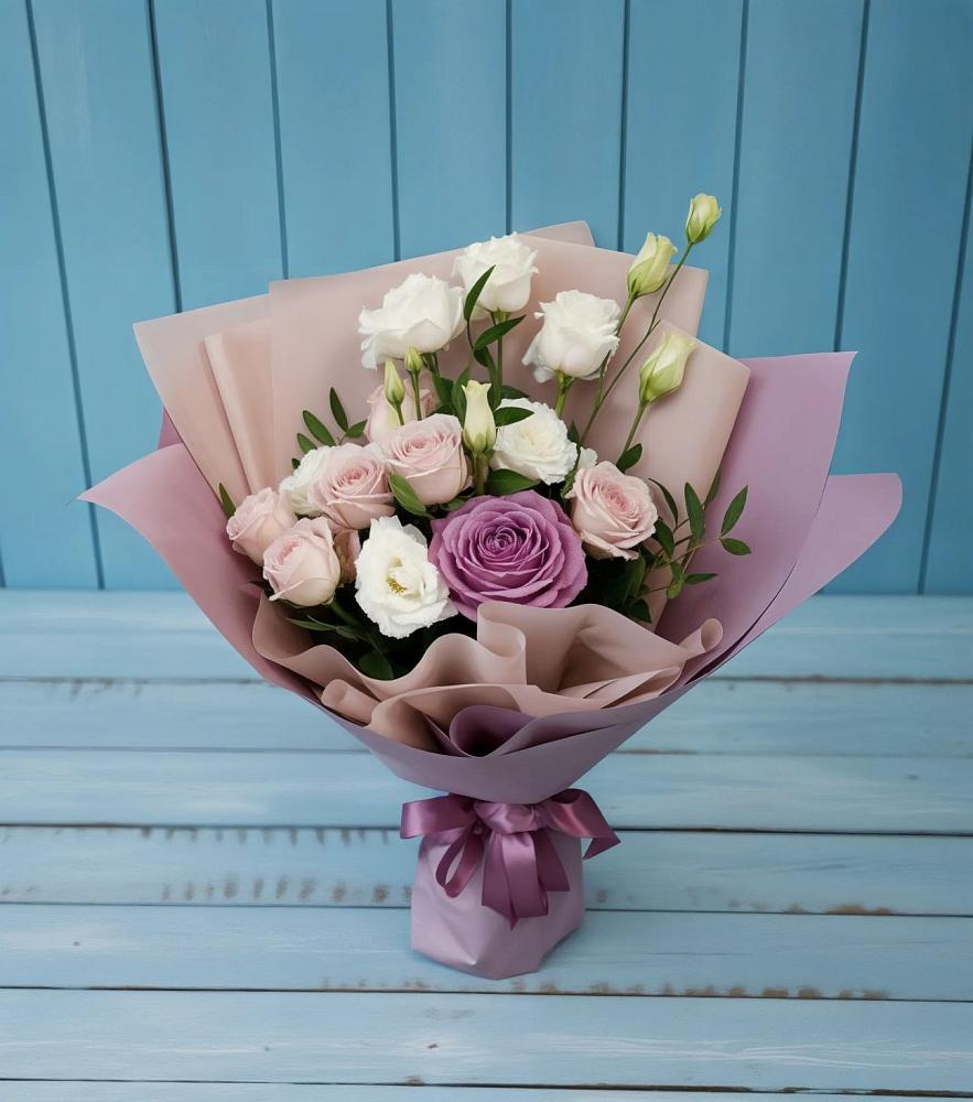 Букет цветов из: Розы и Лизиантусы в Хелюле